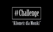 Biały napis na czarnym tle: #Challenge i pod spodem &quot;Kilometr dla Moniki&quot;