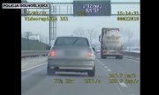 obraz nagrany przez wideorejestrator policyjny podczas pościgu za samochodem marki BMW, który jedzie autostradą A4 w kierunku Wrocławia. Na nagraniu widać tył pojazdu, który jedzie drogą dwujezdniową oddzieloną od siebie metalową barierą