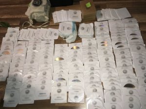 zabezpieczone płyty DVD z nielegalnym oprogramowaniem