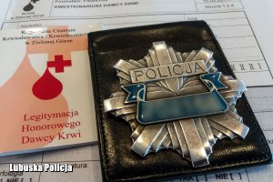 policyjna odznaka i legitymacja dawcy