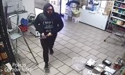 zamaskowany mężczyzna z nożem w ręku w sklepie