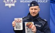 sierżant sztabowy Aleksander Sowa prezentuje dwie książki trzymane w rękach