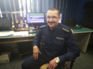 policjant siedzi przy biurku
