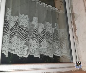 wybita szyba w oknie