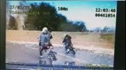 kadr z nagrania z policyjnej kamery, który przedstawia jazdę motocyklistów