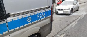 Radiowóz i ugaszony samochód w zatoce autobusowej