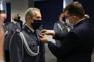 Wojewoda Małopolski przypina medal policjantówi