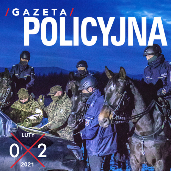 Okładka lutowego numeru Gazety Policyjnej przedstawiająca policjantów i na policjantów na koniach skupionych wokół maski samochodu