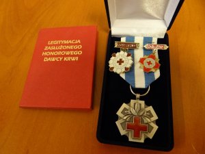 medal oraz legitymacja zasłużonego honorowego dawcy krwi
