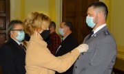 Dyrektor Regionalnego Centrum Krwiodawstwa i Krwiolecznictwa w Słupsku, Pani Kinga Sass przypina policjantowi medal