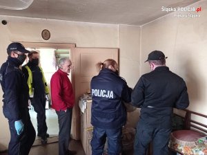 Policjanci wraz z wolontariuszami w mieszkaniu starszej osoby, której udzielili pomocy