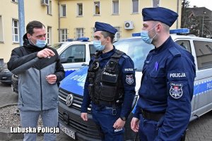 Mężczyzna rozmawia z dwójką policjantów