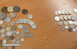 monety rozłożone na stole