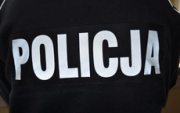 Biały napis Policja na czarnej bluzie