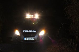 noc - policyjny radiowóz z włączonymi sygnałami