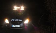 noc - policyjny radiowóz z włączonymi sygnałami