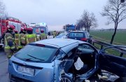 uszkodzone samochody, w tle strażacy i wóz