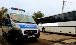Radiowóz policyjny oraz autobus