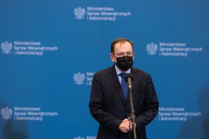 Na zdjęciu widać przemawiającego ministra Mariusza Kamińskiego