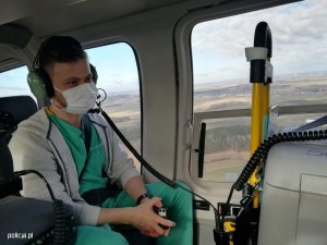 Lekarz podczas lotu policyjnym śmigłowcem z sercem do przeszczepu