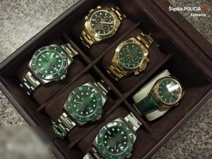 zdjęcie kolorowe: 6 męskich zegarków w etiui do przechowywania