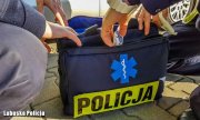 policjanci sprawdzają zawartość torby medycznej