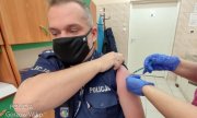 moment szczepienia policjanta