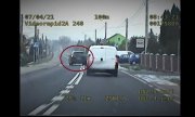 zdjęcie z wideorejestratora: kierujący mazdą wyprzedza poprzedzający go samochód na oznakowanym przejściu dla pieszych.