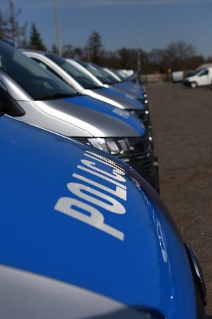 Nowoczesne furgony patrolowe VW T6 dla policjantów z całej Polski stoją na parkingu