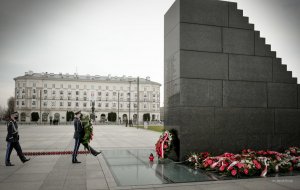 Komendant Główny Policji gen. insp. Jarosław Szymczyk składa kwiaty przed Pomnikiem Ofiar Tragedii Smoleńskiej 2010 roku na placu Marszałka Józefa Piłsudskiego w Warszawie