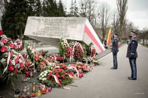 Komendant Główny Policji gen. insp. Jarosław Szymczyk składa kwiaty przed Pomnikiem Ofiar Tragedii Smoleńskiej 2010 roku przed pomnikiem ofiar katastrofy na Powązkach Wojskowych