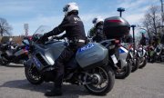 policjanci na motocyklach stoją w rzędzie na parkingu pod Jasną Górą