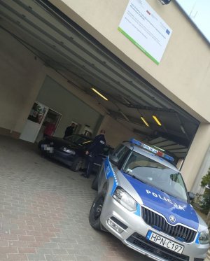 radiowóz stojący przed wjazdem do szpitala