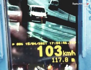 Na zdjęciu widok z urządzenia pomiaru prędkości na którym widoczny jest pojazd oraz pomiar prędkości