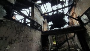 niezamieszkały budynek po spaleniu konstrukcji dachu