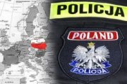Z lewej strony fragment czarno - białej mapy świata z zaznaczonym biało czerwonym konturem Polski, z prawej strony fragment rękawa policyjnego munduru, u góry żółta opaska z czarnym napisem Policja poniżej naszywka z orłem i napisem Poland, Policja