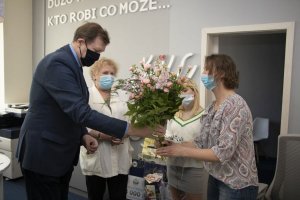 Przewodniczący Rady Fundacji nadinsp. w st, spocz. Władysław Padło wręcza bukiet kwiatów Annie Struj