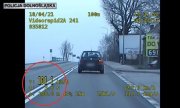 samochód osobowy jadący z nadmierną prędkością zarejestrowany przez policyjny videorejestrator