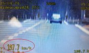 Fotografia przedstawia obraz z wideorejestratora, na którym widać między innymi samochód i pomiar jego prędkości 197.7 kilometrów na godzinę