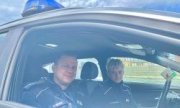dwoje umundurowanych policjantów w samochodzie