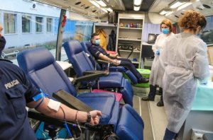 funkcjonariusze oddają krew w krwiobusie
