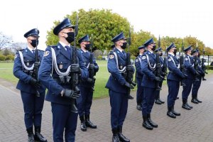 Kompania reprezentacyjna Policji w trakcie pogrzebu.