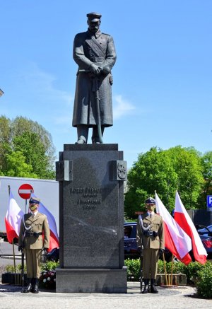 warta przy pomniku Józefa Piłsudskiego w Warszawie