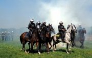 policjanci na koniach służbowych idą w kłębach dymu&quot;&gt;