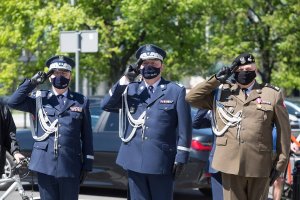 dwaj policjanci i żołnierz oddają honor
