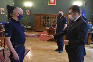 wojewoda małopolski przekazuje list gratulacyjny dzielnicowemu