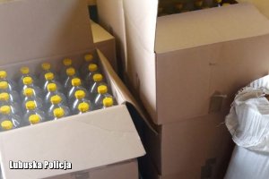 butelki nielegalnego alkoholu w kartonie
