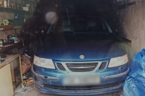 zdjęcie kolorowe: odzyskany samochód osobowy marki Saab ukryty w garażu