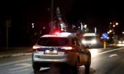 Radiowóz jedzie nocą po ulicy