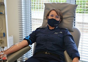 Umundurowana policjantka oddaje krew